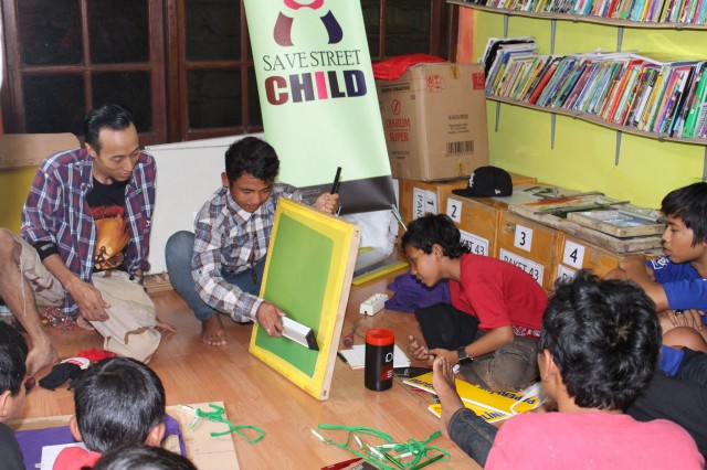 Seorang pemilik bisnis sablon menjadi relawan di sebuah rumah singgah anak jalanan (doc: SSC)