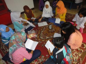 Kiri atas: grup pertama (TK – kelas 3 SD), Kanan atas: grup kedua (kelas 4 SD – 6 SD), Tengah bawah: grup ketiga (kelas 1 SMP – 3 SMP)