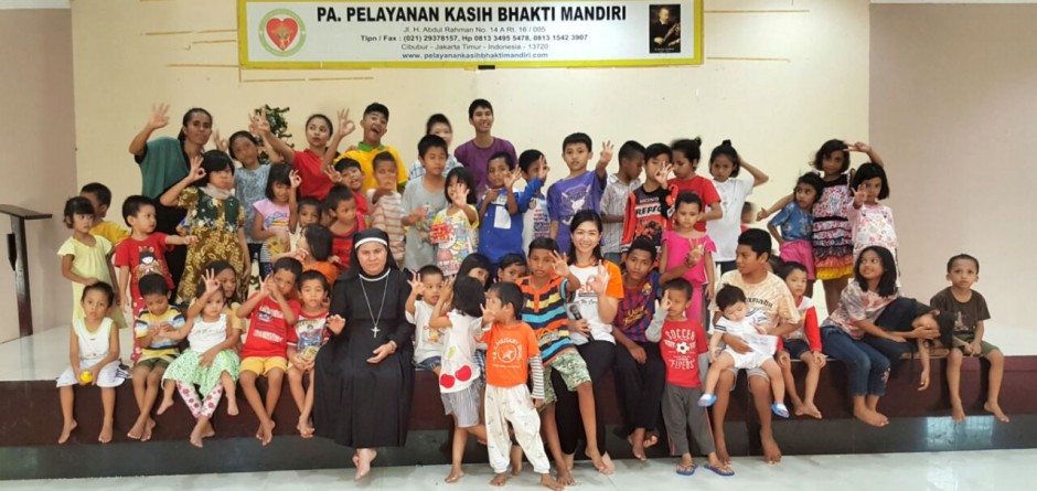 Anak-anak yang ceria menyambut Natal dan Tahun Baru